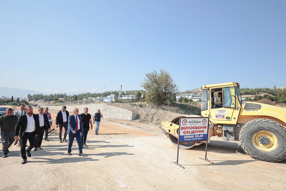 Denizli Büyükşehir Belediyesi, Akvadi’den Akhan’a uzanan yeni yolun inşasına başladı. 2,5 km uzunluğunda yapılan yol ile binlerce araç şehir merkezi trafiğine girmeden Ankara yoluna ulaşacak. Yeni çevre yolunun başlangıcını oluşturacak güzergahın önümüzdeki süreçte Antalya yoluna bağlanması hedefleniyor.