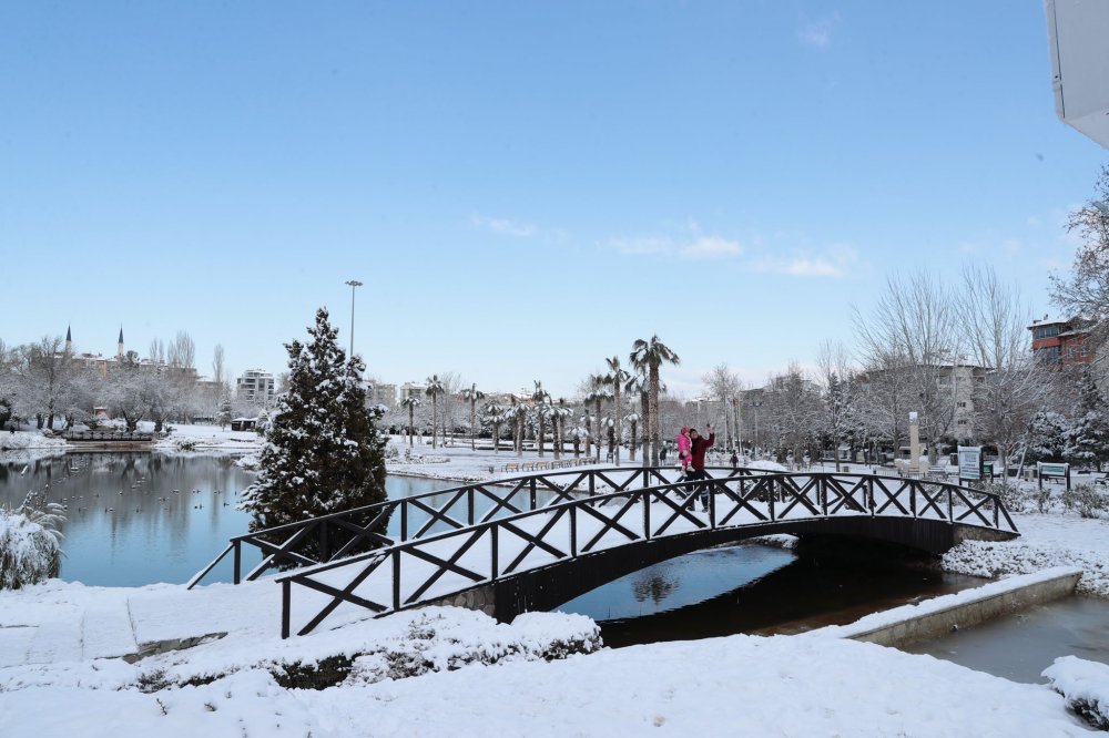 Denizli Büyükşehir Belediyesi ekipleri kar yağışına karşı vatandaşların herhangi bir olumsuzluk yaşamaması için çalışmalarını sürdürürken, beyaz örtü Büyükşehir parklarında kartpostallık manzaralar oluşturdu.