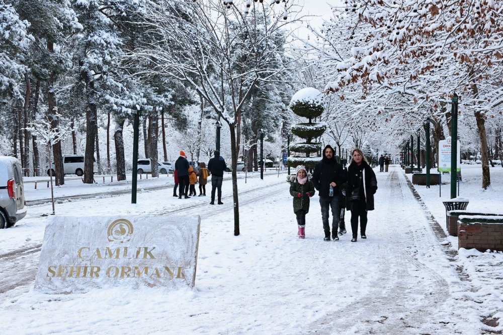 Denizli Büyükşehir Belediyesi ekipleri kar yağışına karşı vatandaşların herhangi bir olumsuzluk yaşamaması için çalışmalarını sürdürürken, beyaz örtü Büyükşehir parklarında kartpostallık manzaralar oluşturdu.