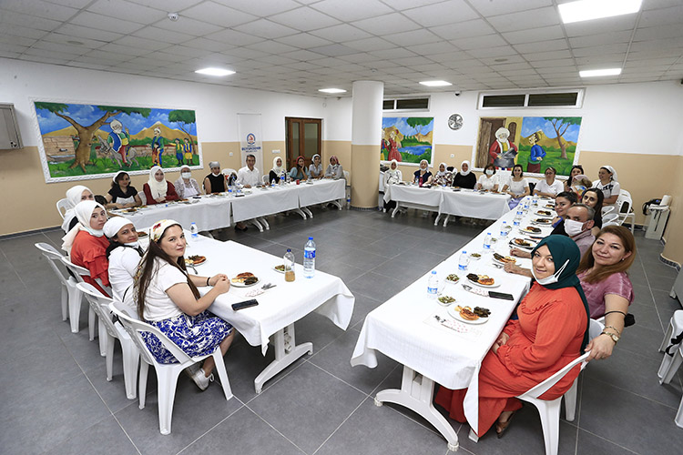 Denizli Büyükşehir Belediyesi ve BM işbirliğinde kadınlar için başlatılan aşçı çıraklığı kursunun 2. eğitim dönemi tamamlandı. Yerinde Öğreniyoruz projesi ile 18 kadın daha sertifikalarını aldı.