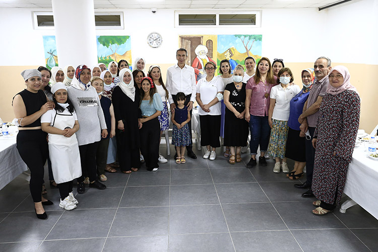 Denizli Büyükşehir Belediyesi ve BM işbirliğinde kadınlar için başlatılan aşçı çıraklığı kursunun 2. eğitim dönemi tamamlandı. Yerinde Öğreniyoruz projesi ile 18 kadın daha sertifikalarını aldı.