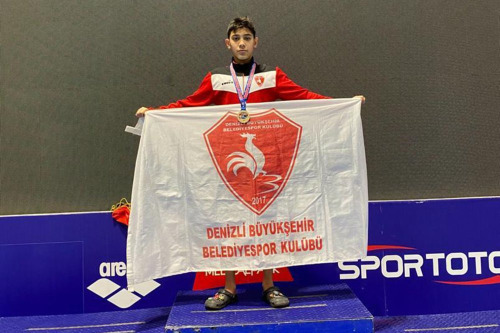 Denizli Büyükşehir Belediyespor Yüzme Takımı sporcusu İbrahim Burhan, Samsun’da düzenlenen 11 Yaş Yüzme Türkiye Şampiyonası’nda 50 metre kurbağalamada Türkiye şampiyonu oldu. 8 altın, 12 gümüş ve 15 bronz ile toplamda 35 madalya kazanan bizim çocuklar şampiyonaya damgasını vurdu.