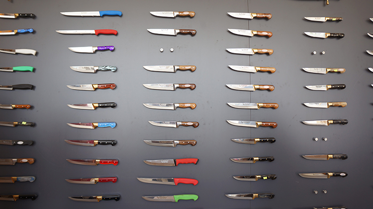 Kurban Bayramı'na sayılı günler kala bıçakçılarda hareketlilik yaşanırken, bıçak satıcıları doğru bıçak kullanımı için vatandaşları uyardı. 