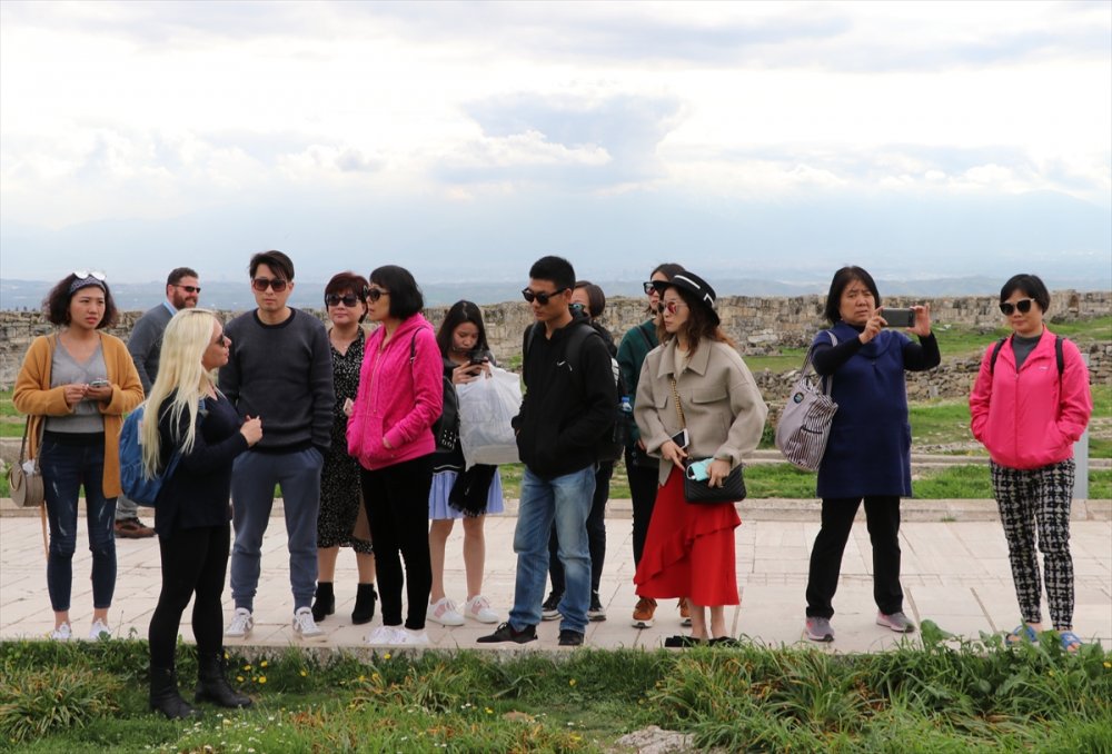 UNESCO Dünya Miras Listesi'nde bulunan beyaz travertenleriyle ünlü Pamukkale'de Çinli turist yoğunluğu yaşanıyor. DENTUROD Başkanı Murat Şen, Çin'de 