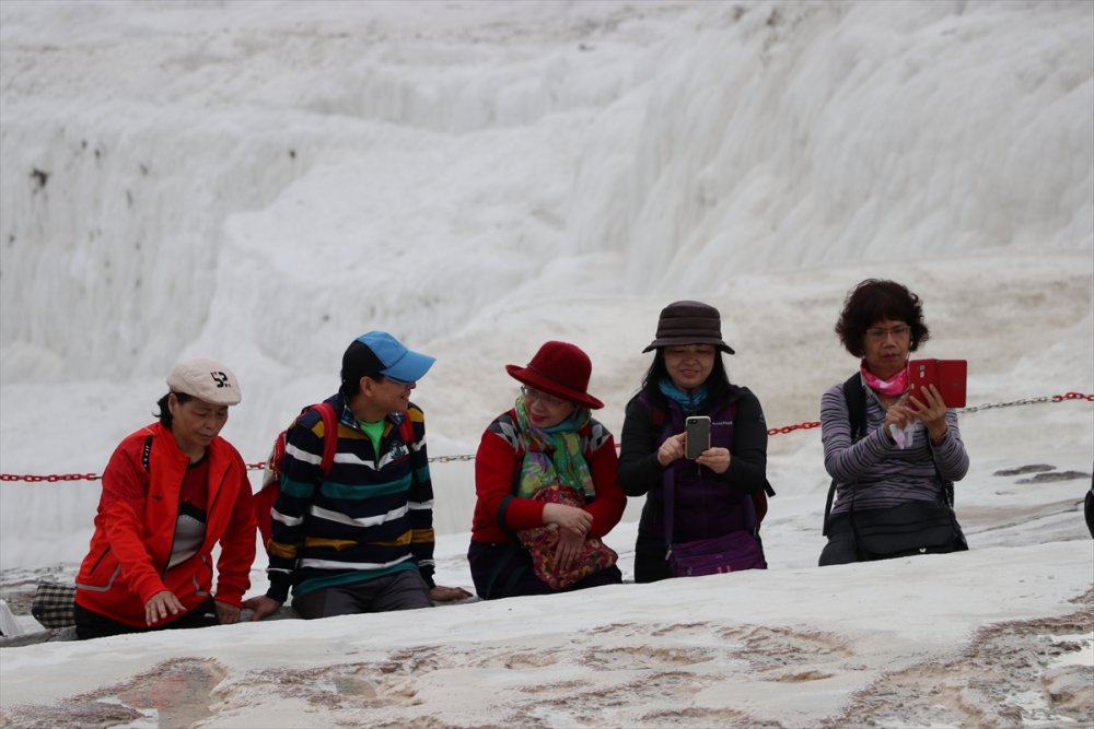 UNESCO Dünya Miras Listesi'nde bulunan beyaz travertenleriyle ünlü Pamukkale'de Çinli turist yoğunluğu yaşanıyor. DENTUROD Başkanı Murat Şen, Çin'de 