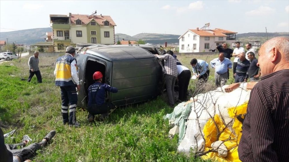 Denizli’nin Çivril ilçesinde kamyonetin şarampole devrilmesi sonucu 4 kişi yaralandı.