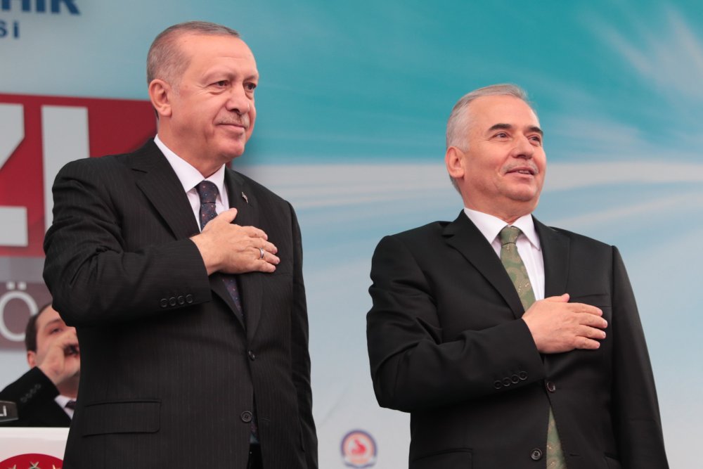 Denizli Büyükşehir Belediye Başkanı Osman Zolan, tüm hemşehrilerini 28 Ocak Cumartesi günü 29 Ekim Bulvarı Özay Gönlüm Meydanı’nda Cumhurbaşkanı Erdoğan’ın saat 13.00’te gerçekleştireceği toplu açılış törenine davet etti. Cumhurbaşkanı Erdoğan, Denizli’nin ilklerle tanışacağı Honaz Tüneli ve Denizli İçme Suyu Arıtma Tesisi ile birlikte çok sayıda eserin açılışını yapacak.