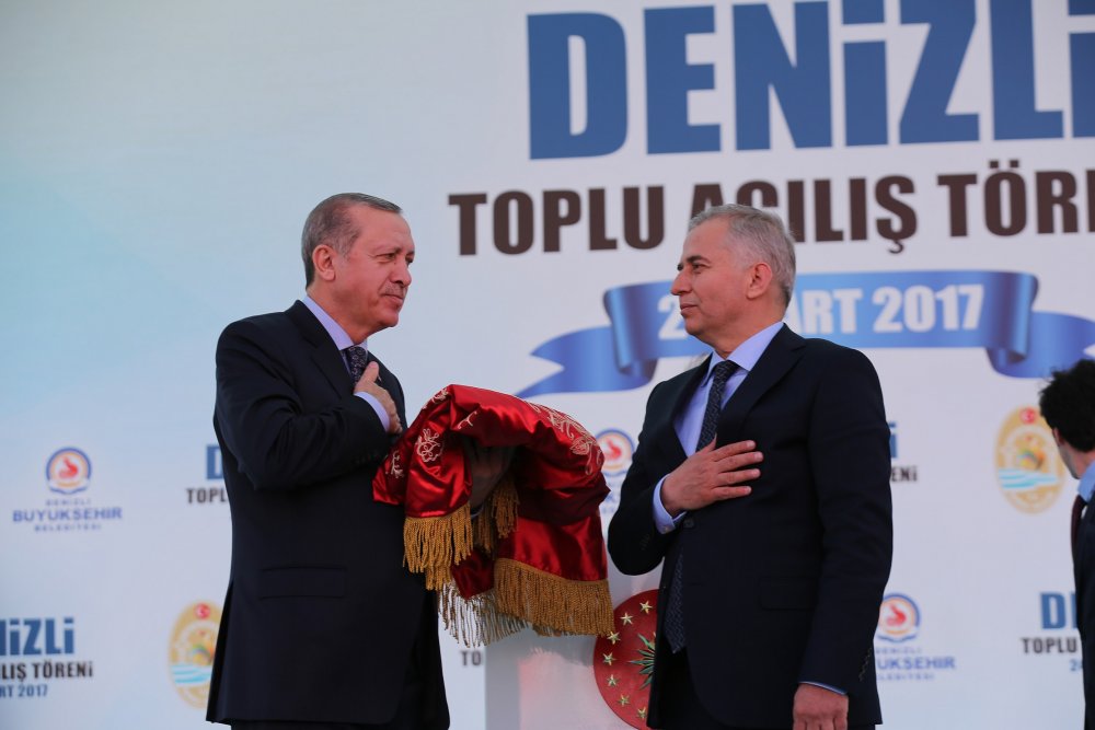 Denizli’de 28 Ocak Cumartesi günü düzenlenecek toplu açılış törenine katılacak Cumhurbaşkanı Erdoğan, 9 bakanı ile kente çıkarma yapacak. Tüm vatandaşların davetli olduğu program 29 Ekim Bulvarı Özay Gönlüm Meydanı’nda saat 13.00’te başlayacak.