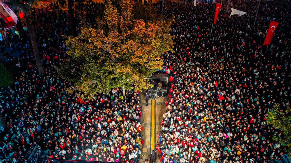 Denizli Büyükşehir Belediyesi düzenlediği 29 Ekim Cumhuriyet Bayramı kutlamaları Yaşar konseri ile sürdü. On binlerce vatandaşın Cumhuriyet Bayramı coşkusunu hep birlikte yaşadığı gece muhteşem anlara sahne oldu.