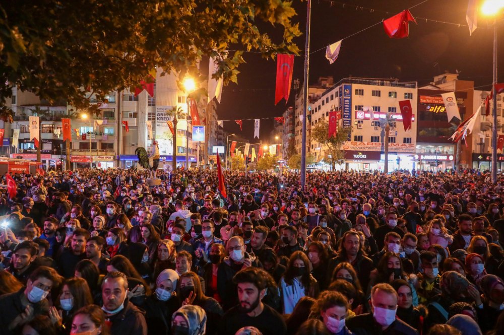 Denizli Büyükşehir Belediyesi düzenlediği 29 Ekim Cumhuriyet Bayramı kutlamaları Yaşar konseri ile sürdü. On binlerce vatandaşın Cumhuriyet Bayramı coşkusunu hep birlikte yaşadığı gece muhteşem anlara sahne oldu.