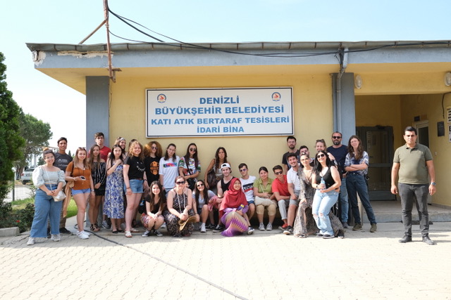 Türkiye Ulusal Ajansı’nın finanse ettiği Erasmus+ Gençlik Değişimi Projesi “DAHA AZ ÇÖP DAHA ÇOK HAYAT” projesi Pamukkale’de gerçekleştirildi. Pamukkale Uluslararası Gençlik ve Eğitim Derneği (PAUGED) gönüllülerinin organize ettiği projede, 5 ülkeden 36 genç katılımcı çöp ve evsel atık konusunu ele aldı.