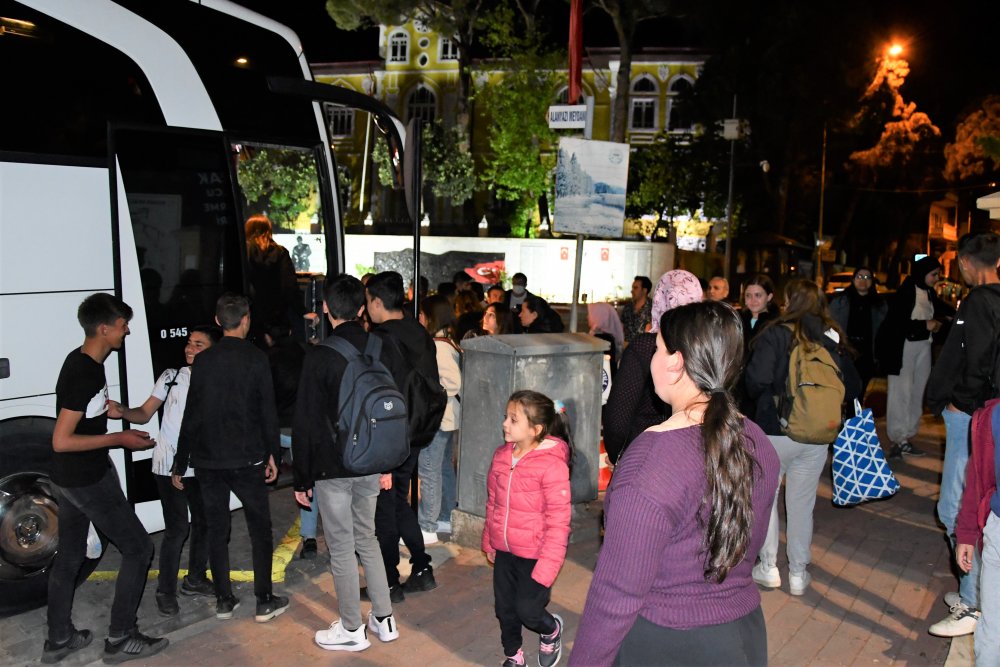 Buldan Belediyesi, sosyal belediyecilik kapsamında lise öğrencilerini ve öğretmenlerini Çanakkale’ye gönderdi.