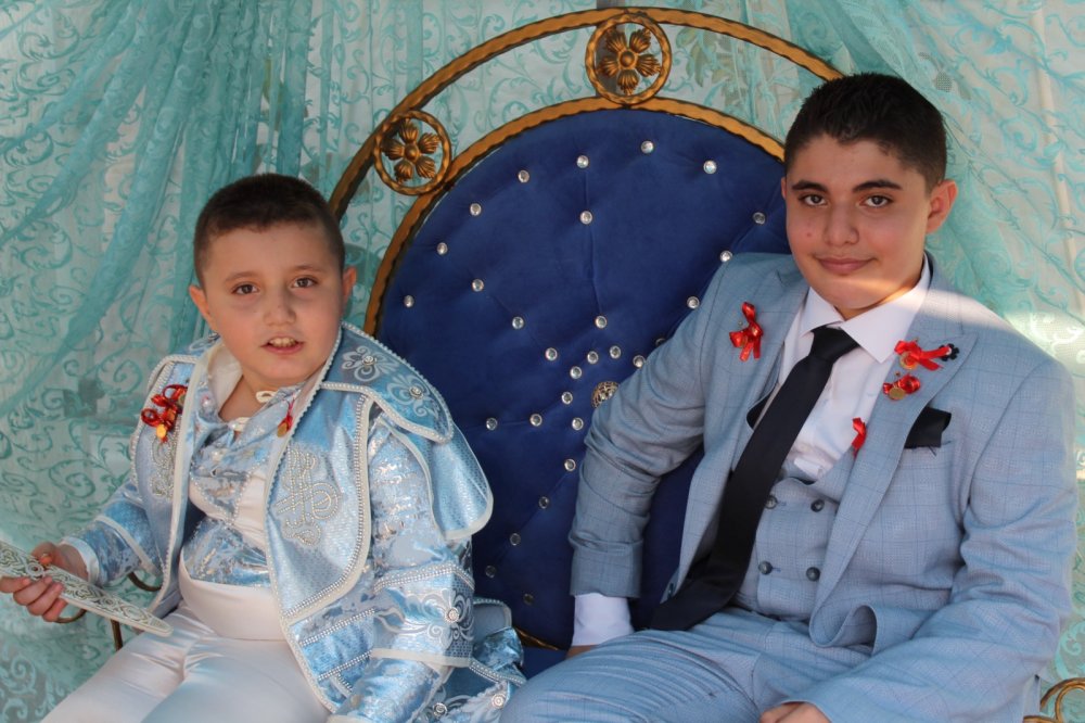 Denizlili gazeteci Murat Demirbilek’in oğulları Alparslan ve Mehmet Efe düzenlenen törenle erkekliğe ilk adımı attı.