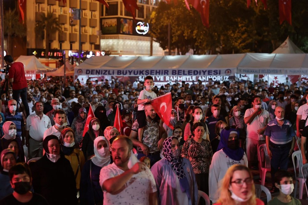 15 Temmuz Demokrasi ve Milli Birlik Günü’nün 5. yıldönümü tüm yurtta olduğu gibi Denizli’de de anıldı. 15 Temmuz Delikliçınar Şehitler Meydanı’nda gerçekleştirilen törene binlerce vatandaş akın etti.