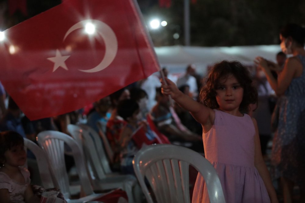 15 Temmuz Demokrasi ve Milli Birlik Günü’nün 5. yıldönümü tüm yurtta olduğu gibi Denizli’de de anıldı. 15 Temmuz Delikliçınar Şehitler Meydanı’nda gerçekleştirilen törene binlerce vatandaş akın etti.