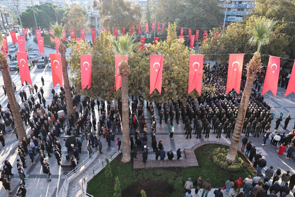 Türkiye Cumhuriyeti'nin kurucusu Gazi Mustafa Kemal Atatürk’ün aramızdan ayrılışının 84. yıldönümü Denizli’de de törenlerle anıldı. Saatler 09.05’i gösterdiğinde Denizli, Ata'sının huzuruna çıkarak saygı duruşunda bulundu.