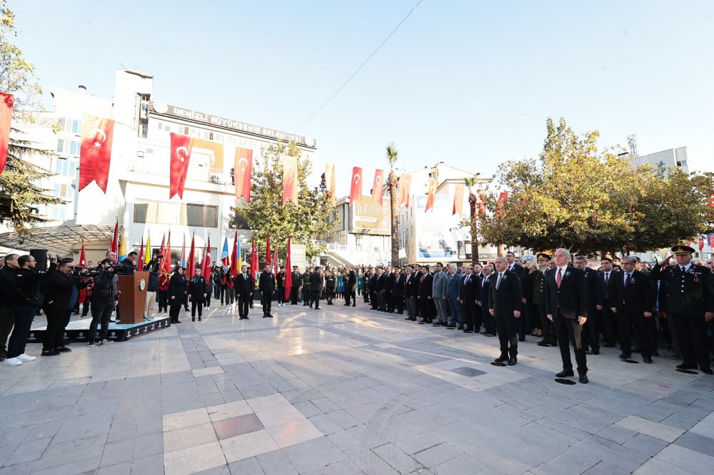 Türkiye Cumhuriyeti'nin kurucusu Gazi Mustafa Kemal Atatürk’ün aramızdan ayrılışının 84. yıldönümü Denizli’de de törenlerle anıldı. Saatler 09.05’i gösterdiğinde Denizli, Ata'sının huzuruna çıkarak saygı duruşunda bulundu.