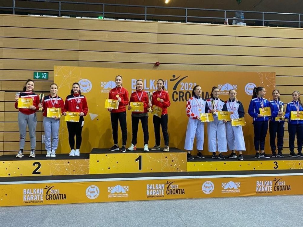 Denizli Büyükşehir Belediyespor Karate Takımı sporcuları Damla Su Türemen, Peri Koyuncu, Aslı Başak Pehlivan’dan oluşan Genç Kızlar Karate Kata Milli Takımı, Avrupa'nın ardından bir şampiyonlukta Balkanlar'dan aldı.