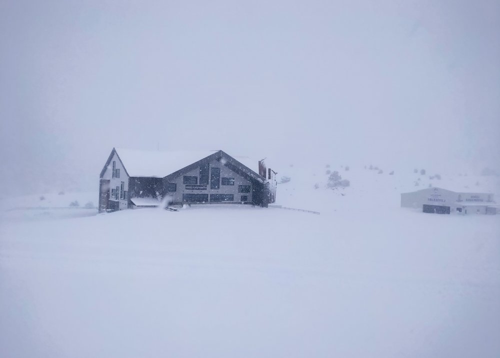 Beyaz cennet Pamukkale'nin ardından şehrin ikinci beyaz cenneti olan Denizli Kayak Merkezi, beyaza büründü. Yeni sezonun açılması için Denizli Kayak Merkezi’nde kar kalınlığının istenilen seviyeye ulaşması bekleniyor.