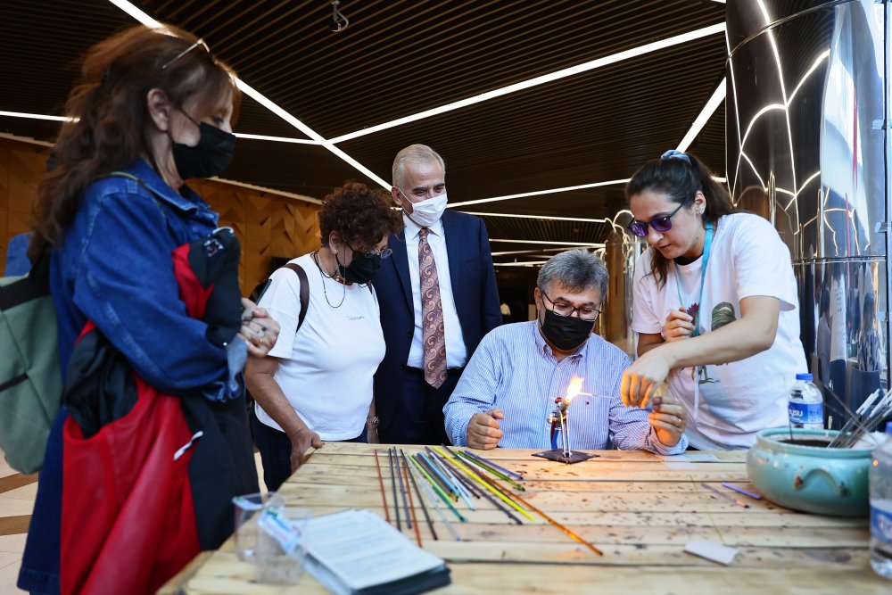 Denizli Büyükşehir Belediyesinin bu yıl 6. kez düzenlediği ve Türkiye'nin ilk ve tek cam festivali olma özelliği taşıyan Uluslararası Denizli Cam Bienali sona erdi. Her günü dolu dolu geçen bienalde en büyük ilgiyi cam giysi defilesi gördü.  