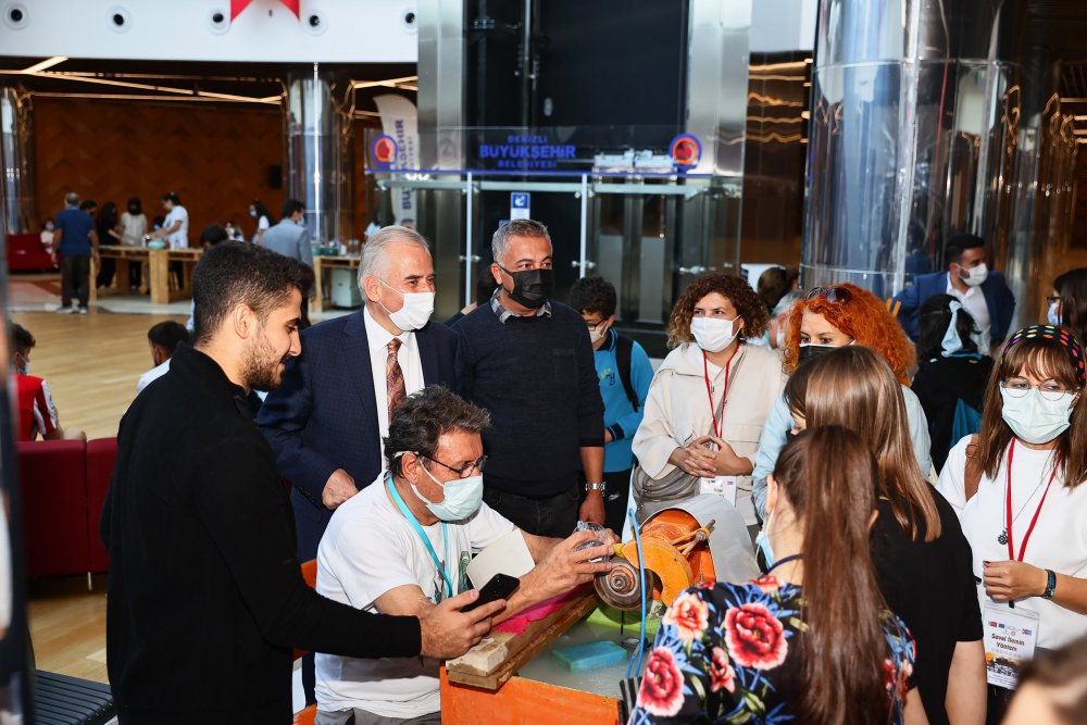Denizli Büyükşehir Belediyesinin bu yıl 6. kez düzenlediği ve Türkiye'nin ilk ve tek cam festivali olma özelliği taşıyan Uluslararası Denizli Cam Bienali sona erdi. Her günü dolu dolu geçen bienalde en büyük ilgiyi cam giysi defilesi gördü.  