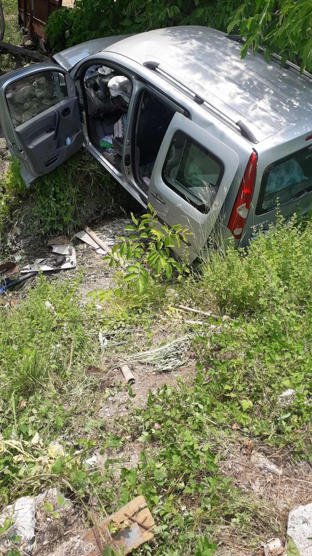 Denizli’nin Çameli ilçesinde hafif ticari aracın direksiyon hakimiyetini kaybeden sürücü kontrolden çıkarak dereye girdi. Meydana gelen trafik kazasında 3 kişi hafif yaralandı.