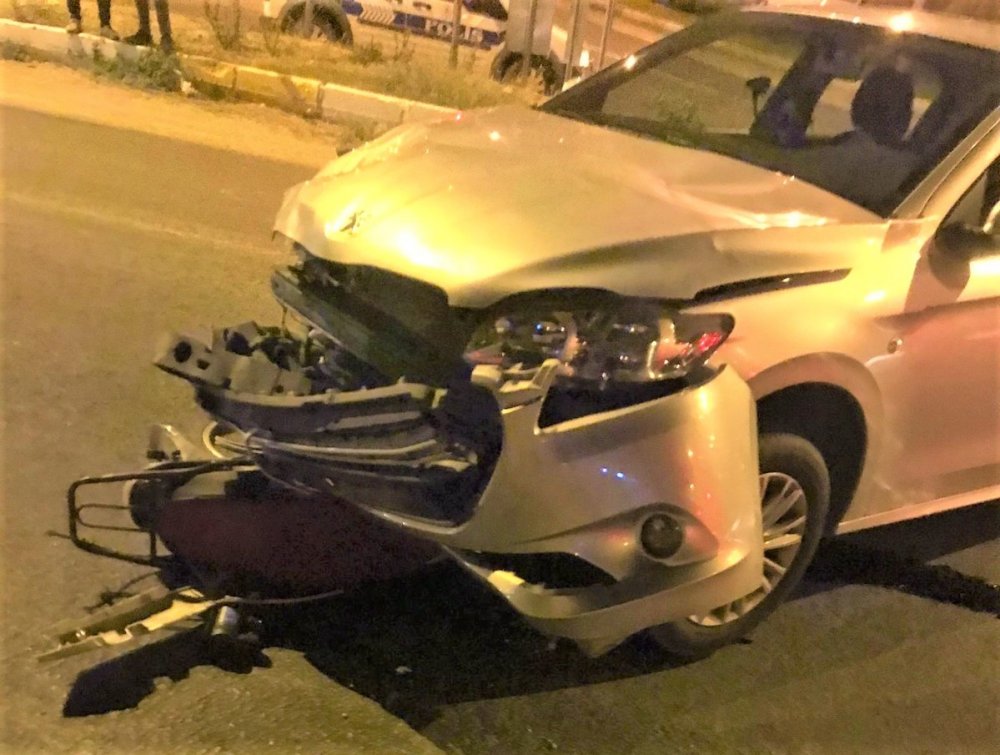 Denizli’nin Güney ilçesinde otomobil ile motosikletin çarpıştığı trafik kazasında, motosiklette bulunan iki genç ağır yaralandı.