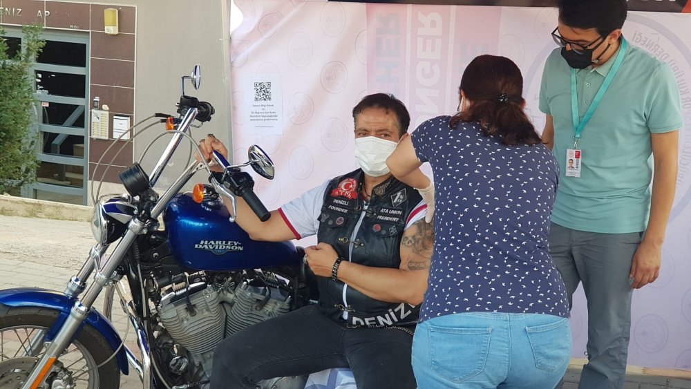Denizli Motosiklet Sürücüleri ve Spor Kulübü Derneği (DMD) düzenlenen törenle açıldı. Dernek üyesi motosiklet tutkunları devam eden aşı kampanyasına destek vermek için açılıştan sonra aşı oldu. Motosiklet sürücülerinin tercihi Biontech oldu.