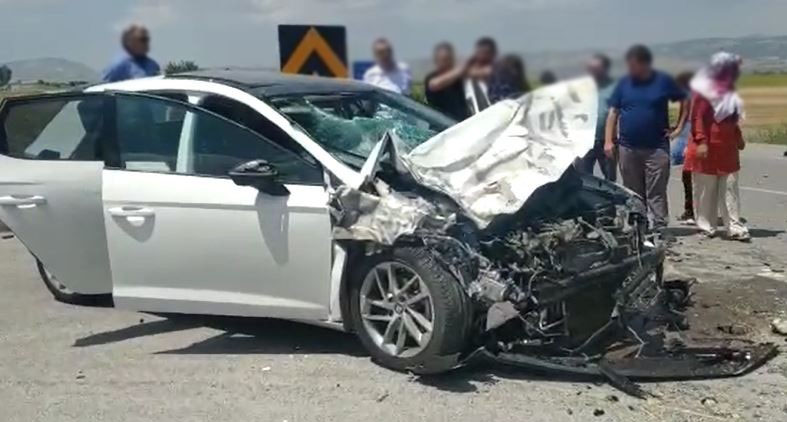 Denizli’de tali yoldan ana yola bağlanmak isteyen buğday yüklü traktör ile otomobil çarpıştı. Kazada traktör devrilirken 6 kişi yaralandı.