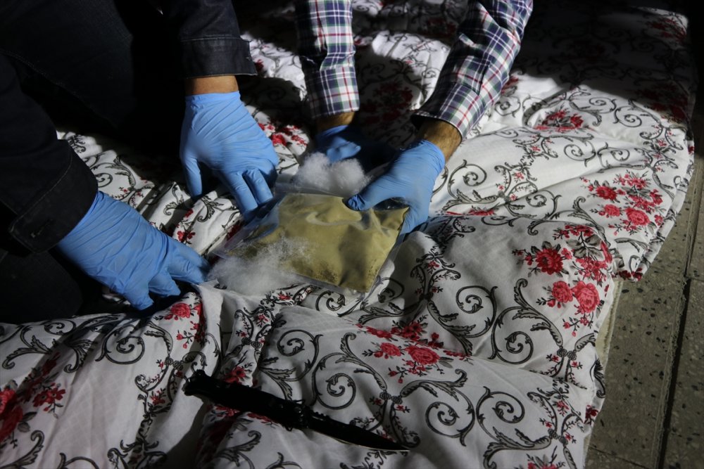 Denizli'nin Pamukkale ilçesinde bir kamyonetin kasasındaki yorganların içerisinde 20 kilogram eroin ele geçirildi. Şüphelilerden tekstil firmasının sahibi B.A. ile Z.D. 