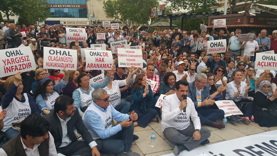 CHP Denizli İl Başkanlığı, OHAL’in tekrar uzatılmak istenmesine  karşı Bayramyeri Meydanı’ndan oturma eylemi yaptı. Denizli'de Bayramyeri Meydanı'ndaki oturma eylemi CHP Genel Başkan Yardımcısı Gülizar Biçer Karaca ile Denizli milletvekilleri Kazım Arslan ve Melike Basmacı'nın katılımıyla yapıldı.