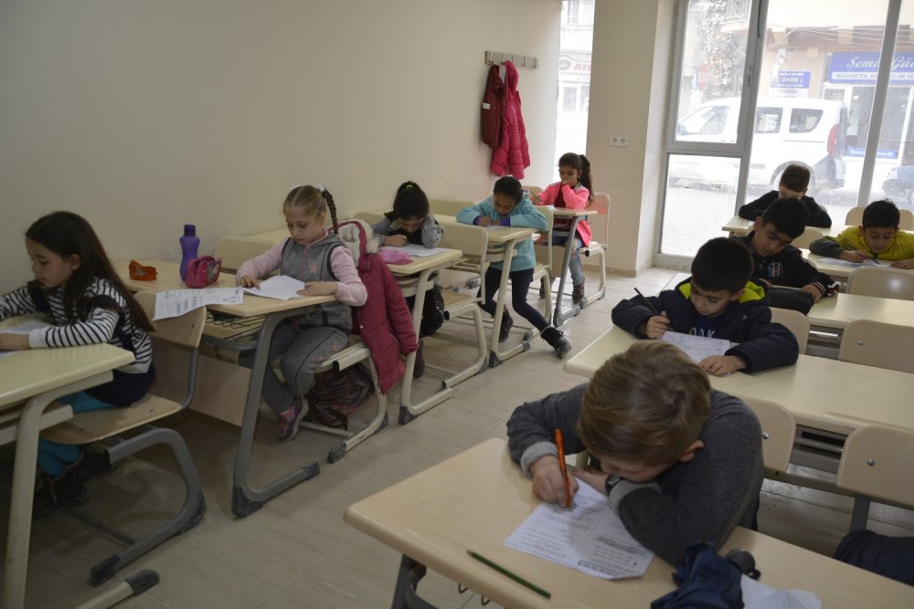 Sarayköy Belediyesi Sosyal Etkinlik Merkezi’nde ücretsiz eğitim alan öğrencilerin her ders konusu sonrası deneme testi yapılarak eksiklikleri tespit ediliyor. Eksiklikleri tespit edilen öğrencilerin ders programlarında düzenleme yapılarak, eksiklikleri gideriliyor.