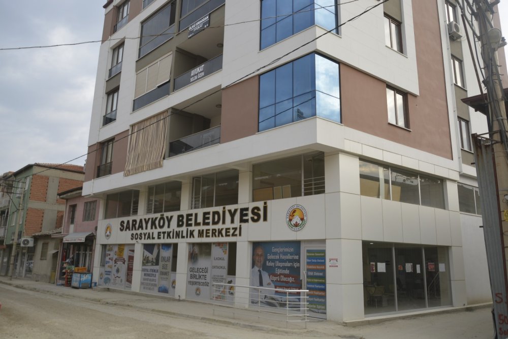 Sarayköy Belediyesi Sosyal Etkinlik Merkezi’nde ücretsiz eğitim alan öğrencilerin her ders konusu sonrası deneme testi yapılarak eksiklikleri tespit ediliyor. Eksiklikleri tespit edilen öğrencilerin ders programlarında düzenleme yapılarak, eksiklikleri gideriliyor.