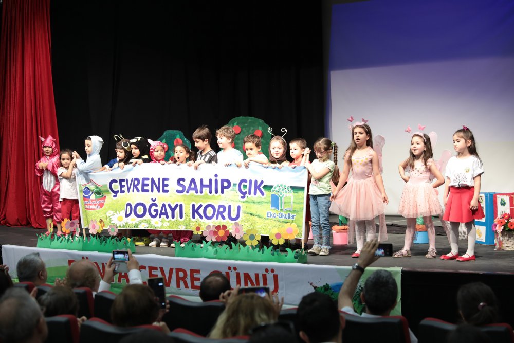 Denizli Büyükşehir Belediyesi, 5 Haziran Dünya Çevre Günü’nü Çatalçeşme Oda Tiyatrosu’nda muhteşem bir etkinlikle kutladı. Öğrencilerin gösterileriyle renk kattığı programda atık pil toplama kampanyasında örnek olan okullara ödülleri verildi. Vatandaşlara fesleğen dağıtan Denizli Büyükşehir Belediye Başkanı Osman Zolan, 