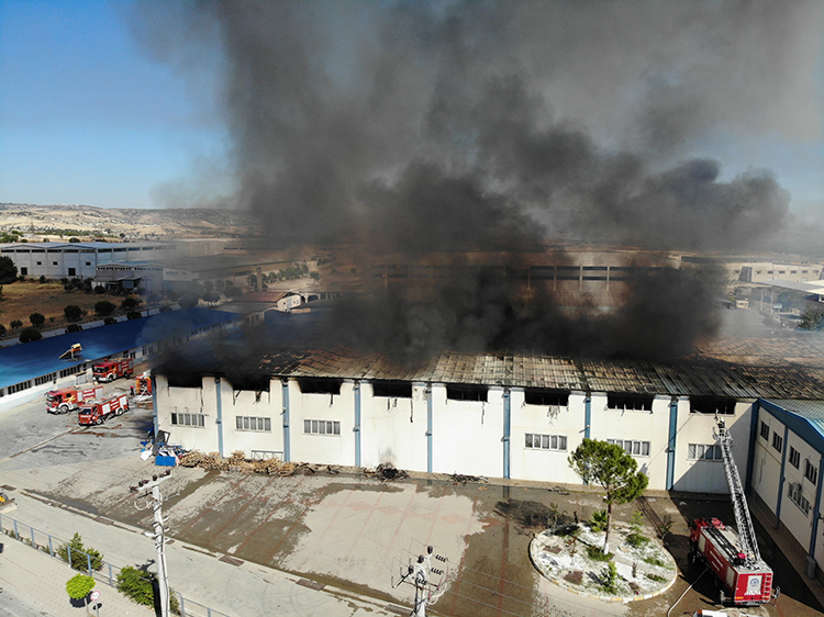 Denizli’de sabah saatlerinde nevresim fabrikasında meydana gelen yangın 6. saatinde itfaiye ekiplerinin kontrol altına alma çabaları devam ediyor.
