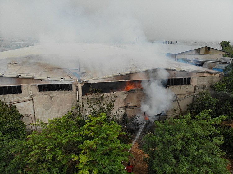 Denizli’de bir iplik fabrikasına ait pamuk deposunda sabah saatlerinde yangın çıktı. İtfaiye ekiplerinin 19 itfaiye aracı ile 38 personel ile müdahale etti.