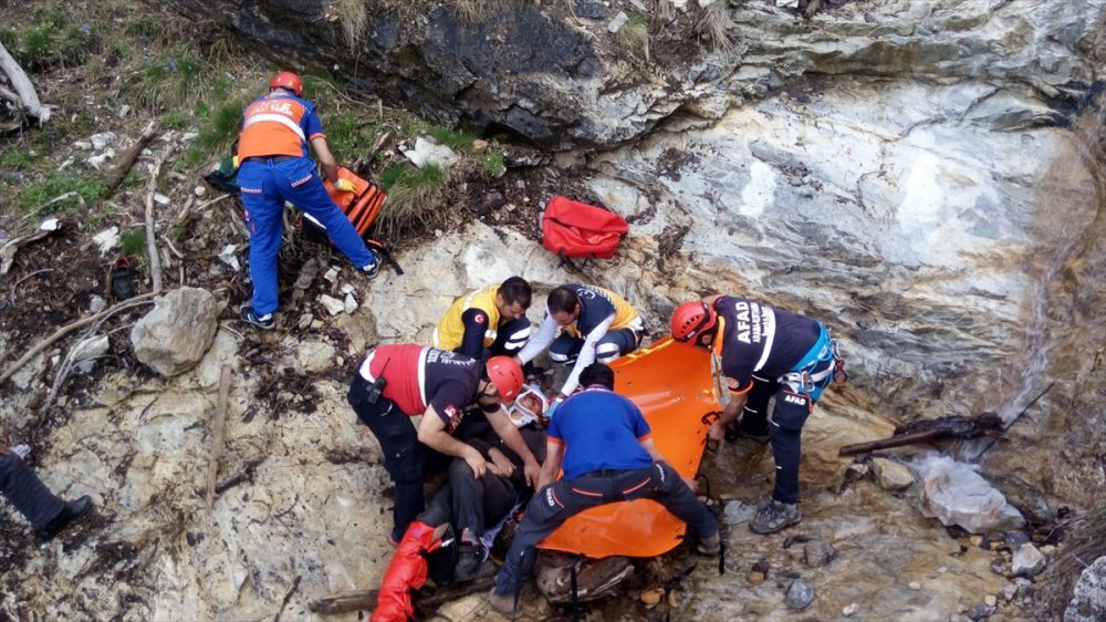 Denizli'nin Merkezefendi ilçesinde, mantar ve yabani ot toplamak için çıktıkları Karcı Dağı'ndaki kayalıklardan düşerek yaralanan 2 kişi, 6 saatlik çalışmanın ardından kurtarıldı.