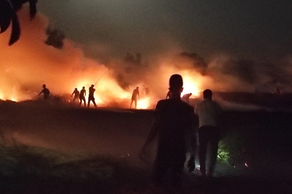 Denizli’nin Sarayköy ilçesinde çiftçiyi önce kuraklık sonra yangın vurdu. Gece geç saatlerde başlayan arazi yangını nedeniyle hasat edilmeyi bekleyen yaklaşık 30 dönümlük buğday tarlası yandı.