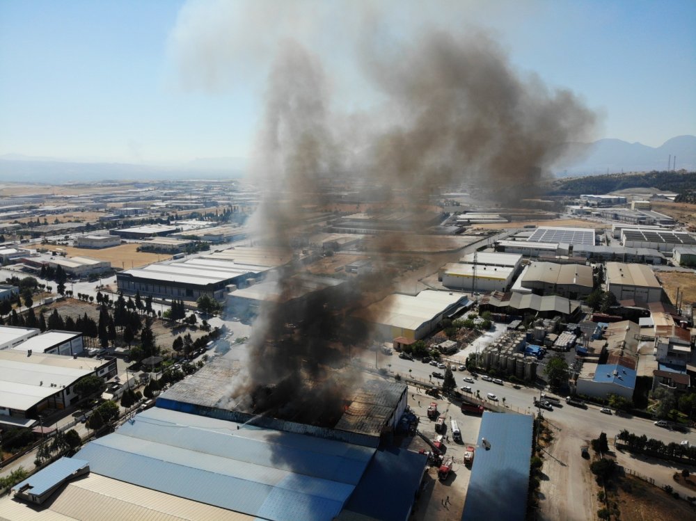 Denizli’de sabah saatlerinde meydana gelen nevresim fabrikasındaki yangın 26 araç, 72 personel ile 8 saat sonra söndürüldü.