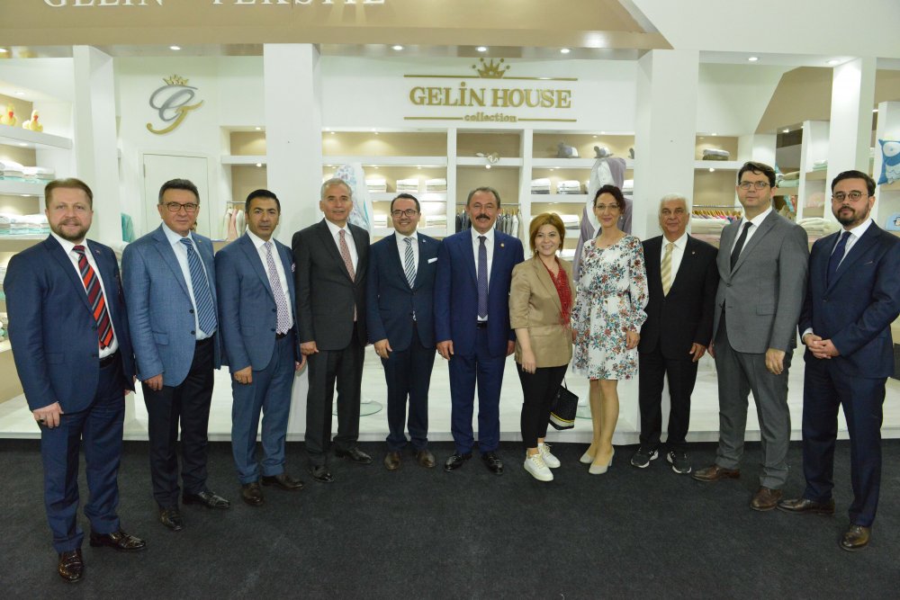 Denizli Ticaret Odası (DTO) Başkanı Uğur Erdoğan, 24. Uluslararası Ev Tekstili Fuarı EVTEKS'te yer alan Denizlili firmalar ile sivil toplum kuruluşlarının stantlarını ziyaret etti. Fuar ve sektör hakkında fikir alışverişinde bulundu. Temsilcileriyle görüşmelerinde, güzel ve bereketli geçecek bir fuar diledi. Denizli’nin hızla büyüyüp geliştiğini dile getiren Başkan Erdoğan, “Ege'nin Vizyon Kenti Denizli, yine fuarın incisiydi! EVTEKS’te gördüğümüz ilgi, firmalarımızı da bizi de mutlu etti. Denizli, bir gün moda ve tasarımın merkezi haline gelecek” diye ifade etti.