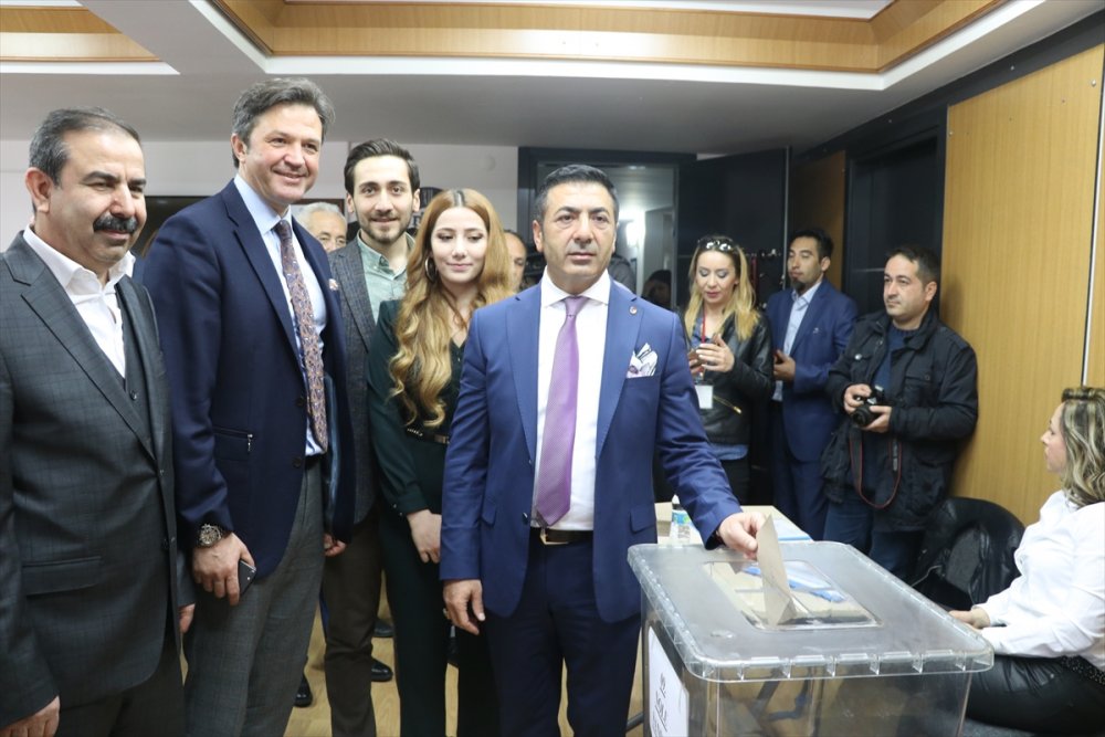 Denizli Ticaret Odasında (DTO) meclis üyelikleri için seçim başladı. DTO Başkanı Uğur Erdoğan da tekrar aday olduğu seçimlerde oyunu kullandı. 