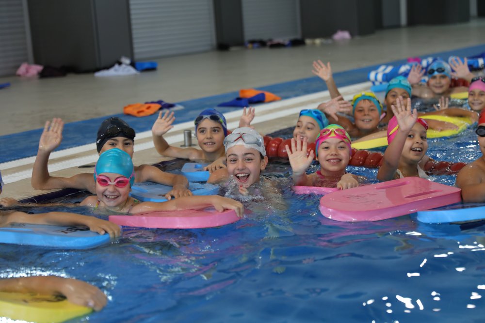 Denizli Büyükşehir Belediyesinin il merkezinde 3, ilçelerde ise 4 adet olmak üzere bu yıl hayata geçireceği toplam 7 kapalı yüzme havuzu ve spor kompleksinden 2'si daha faaliyete geçiyor. Bu kapsamda tamamlanan Karahasanlı-Çakmak ile Anafartalar-Dokuzkavaklar Kapalı Yüzme Havuz ve Spor Kompleksi’nde ücretsiz yüzme kursu kayıtları başladı. 