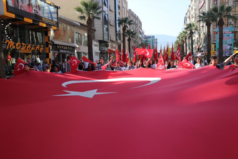 Denizli'de, Çanakkale Kara Savaşları'nın 103. yılı etkinlikleri kapsamında 57. Alay Vefa Yürüyüşü  düzenlendi. Yüzlerce öğrenci ellerinde Atatürk ve Türk bayrakları taşıyarak 'Şehitler Ölmez, Vatan Bölünmez', 'Vatan Sana Canım Feda' sloganları attı.