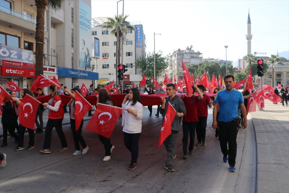 Denizli'de, Çanakkale Kara Savaşları'nın 103. yılı etkinlikleri kapsamında 57. Alay Vefa Yürüyüşü  düzenlendi. Yüzlerce öğrenci ellerinde Atatürk ve Türk bayrakları taşıyarak 'Şehitler Ölmez, Vatan Bölünmez', 'Vatan Sana Canım Feda' sloganları attı.