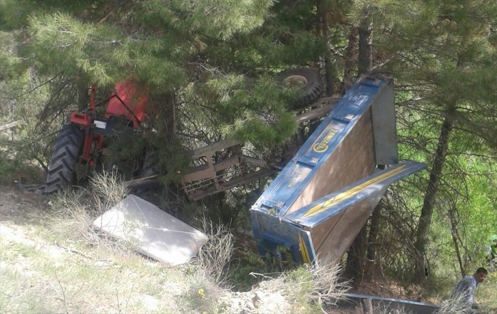 Denizli'nin Çal ilçesinde traktörün devrilmesi sonucu 1 kişi yaralandı.
