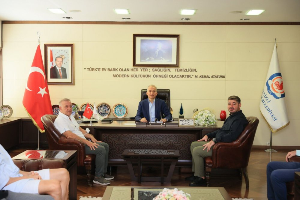 Denizlispor Kulübü Başkanı Mehmet Uz, yönetimi, teknik heyet ve takım kaptanları Denizli Büyükşehir Belediye Başkanı Osman Zolan'ı ziyaret ederek, verdiği destekler nedeniyle teşekkür etti.