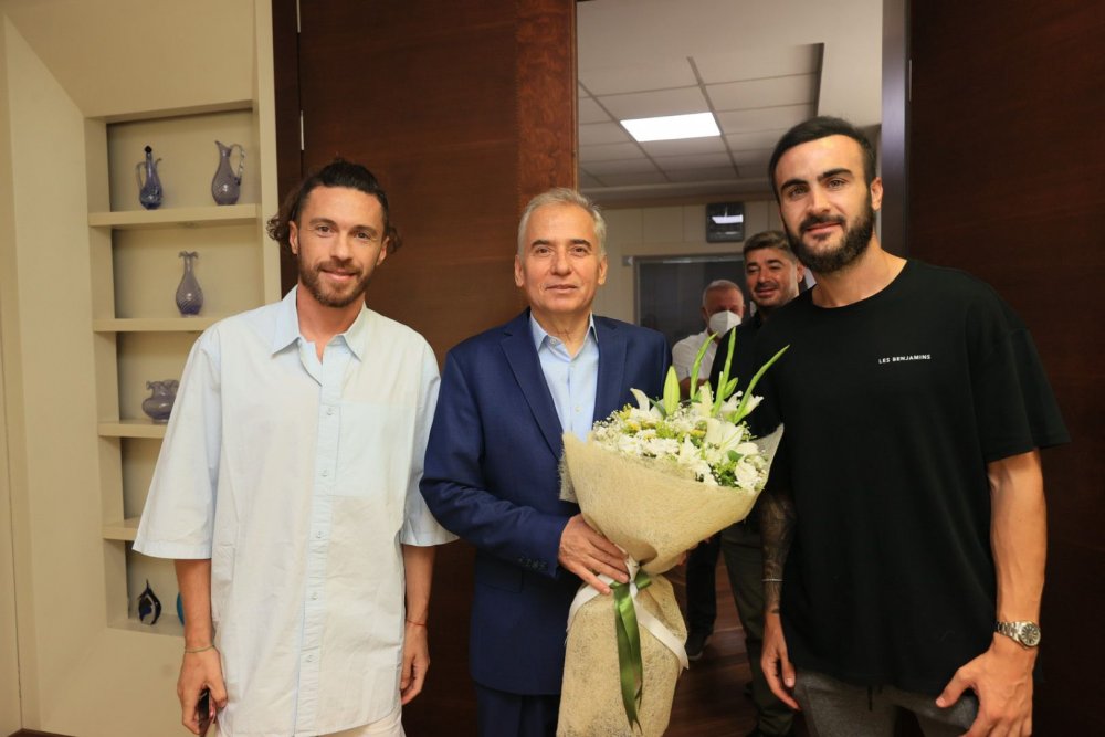 Denizlispor Kulübü Başkanı Mehmet Uz, yönetimi, teknik heyet ve takım kaptanları Denizli Büyükşehir Belediye Başkanı Osman Zolan'ı ziyaret ederek, verdiği destekler nedeniyle teşekkür etti.