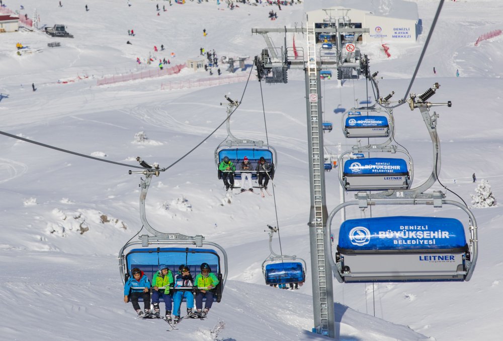 Denizli Büyükşehir Belediyesinin kenti kış turizminde de önemli bir cazibe merkezi haline getirmek hedefiyle hayata geçirdiği Denizli Kayak Merkezi, kar kalınlığının istenen düzeye ulaşmasıyla birlikte yeni sezona 14 Ocak’ta 