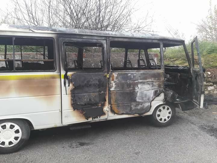 Denizli’nin Güzelköy Mahallesi’nde bir servis minibüsü yanarak kül oldu.