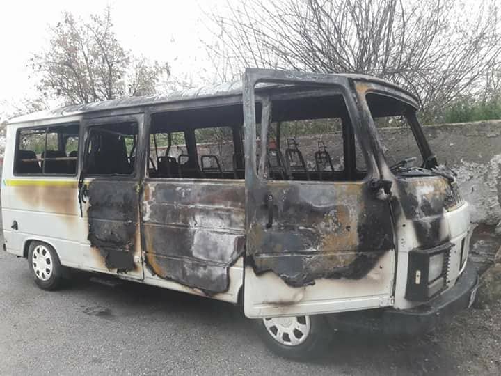 Denizli’nin Güzelköy Mahallesi’nde bir servis minibüsü yanarak kül oldu.